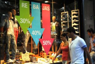 Gente pasando delante de una vidriera - Consumo