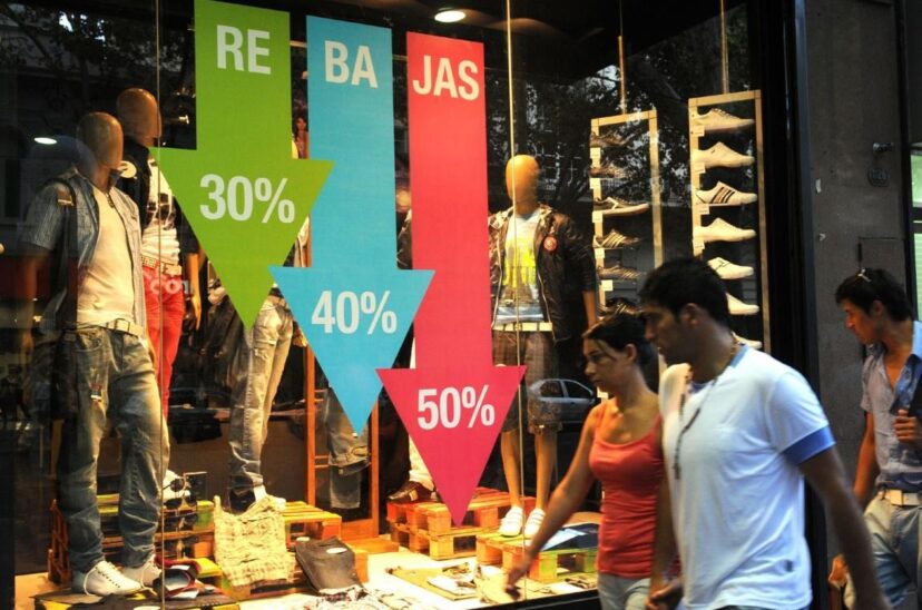 Gente pasando delante de una vidriera - Consumo