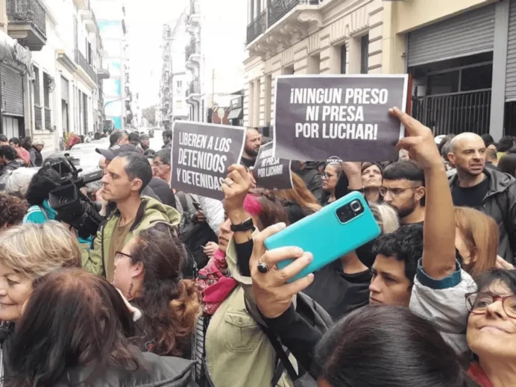 marcha por los 16 detenidos