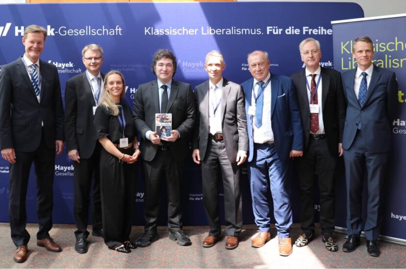 Milei recibió la medalla Hayek