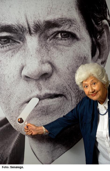 Sara Facio con su emblemática fotografía de Julio Cortázar.