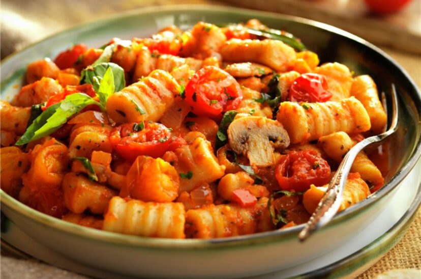 Ñoquis de morrón y garbanzos
