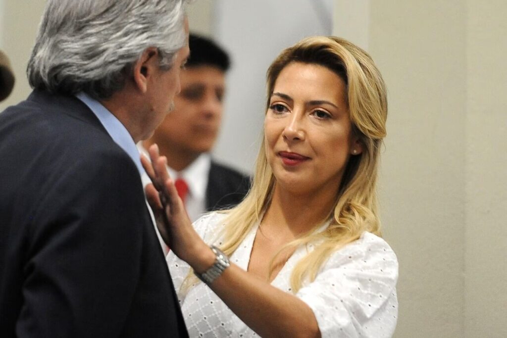 Fabiola Yañez celular