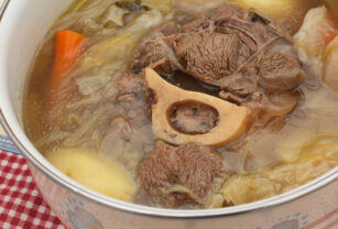 Caldo de hueso de res