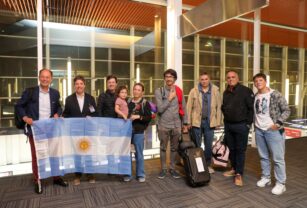 Diplomáticos argentinos en su regreso de Venezuela