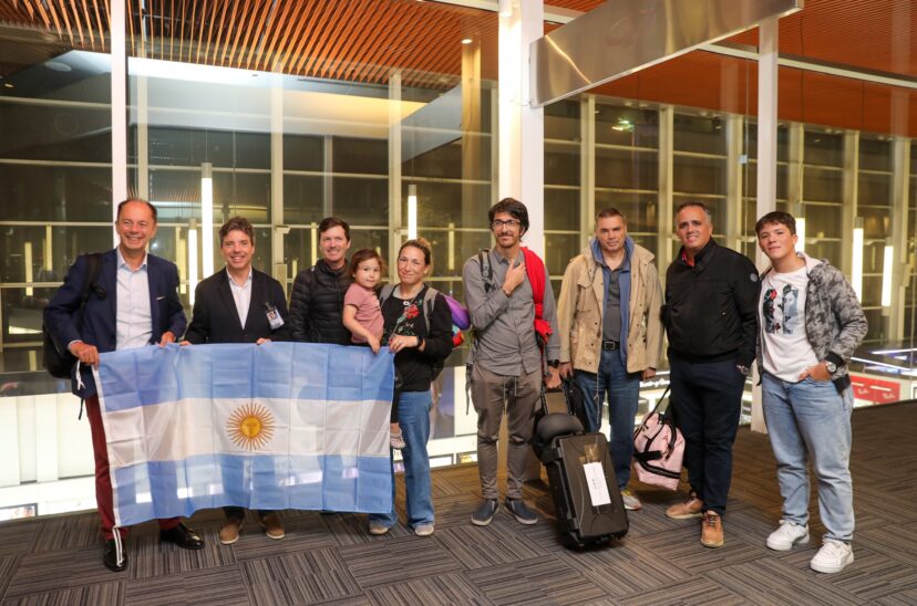 Diplomáticos argentinos en su regreso de Venezuela