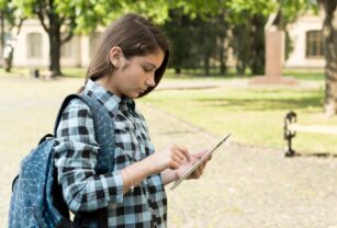 Niña en la escuela con el celular
