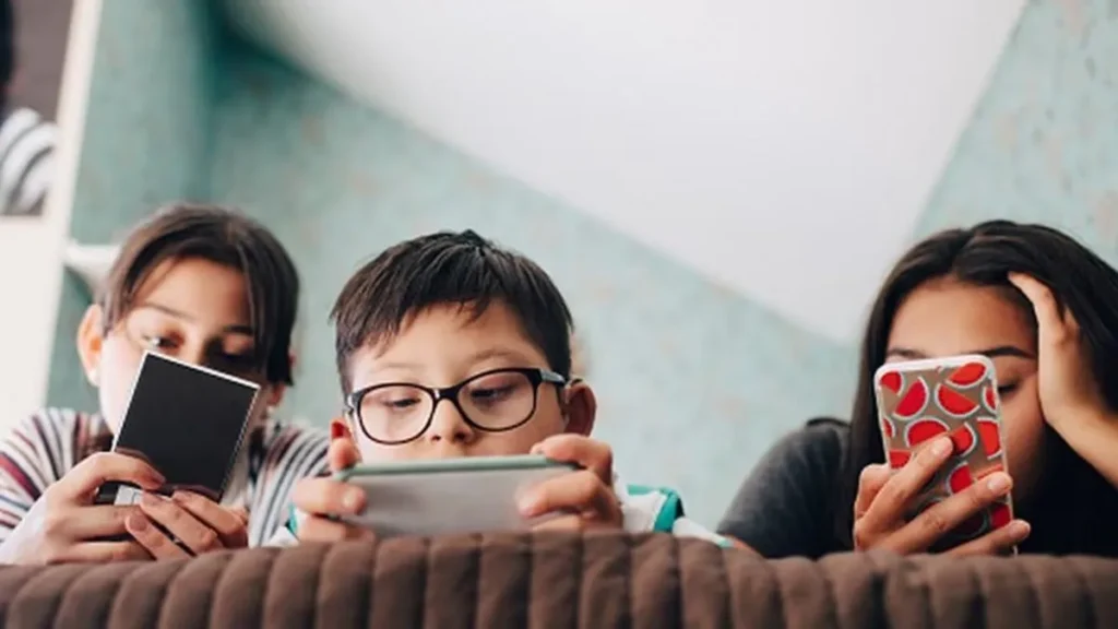 Niños con el celular.