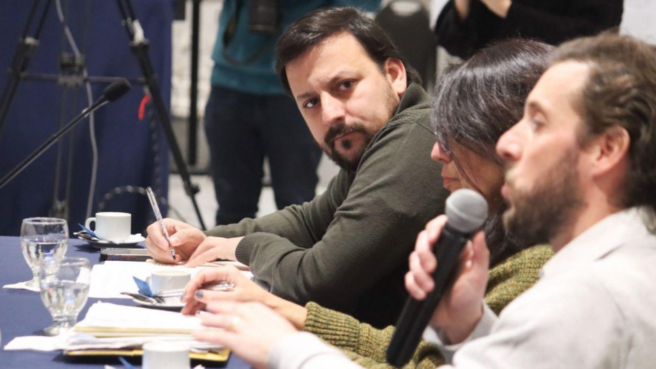 Santalla durante la discusión del proyecto para prohibir celulares en escuelas.