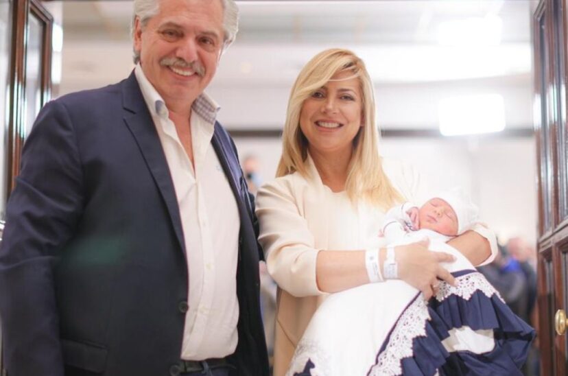 Fabiola Yañez y Alberto Fernández con su hijo