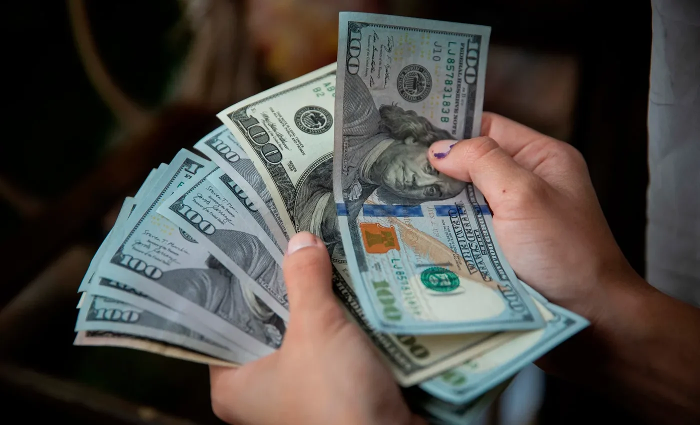 dólares dólar
