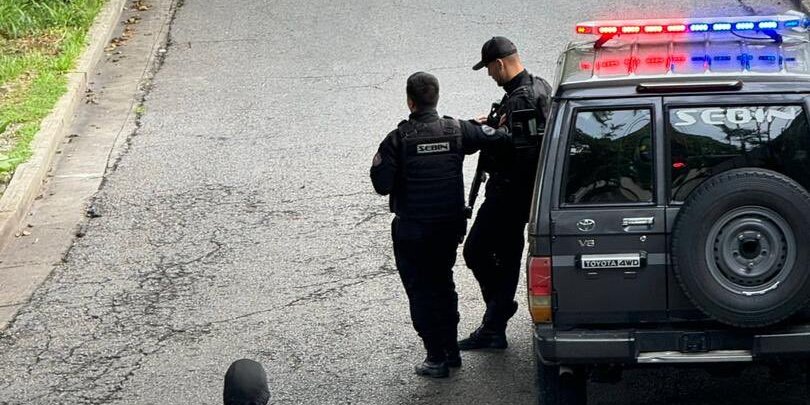 Policía en la Embajada Argentina en Venezuela