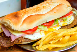 sandwich de milanesa tucumano
