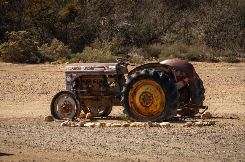 tractor viejo maquinaria agrícola