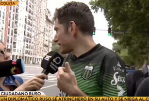 Ruso con la camiseta de Nueva Chicago