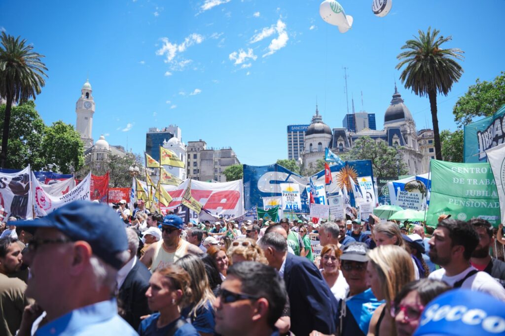 Marcha contra Milei
