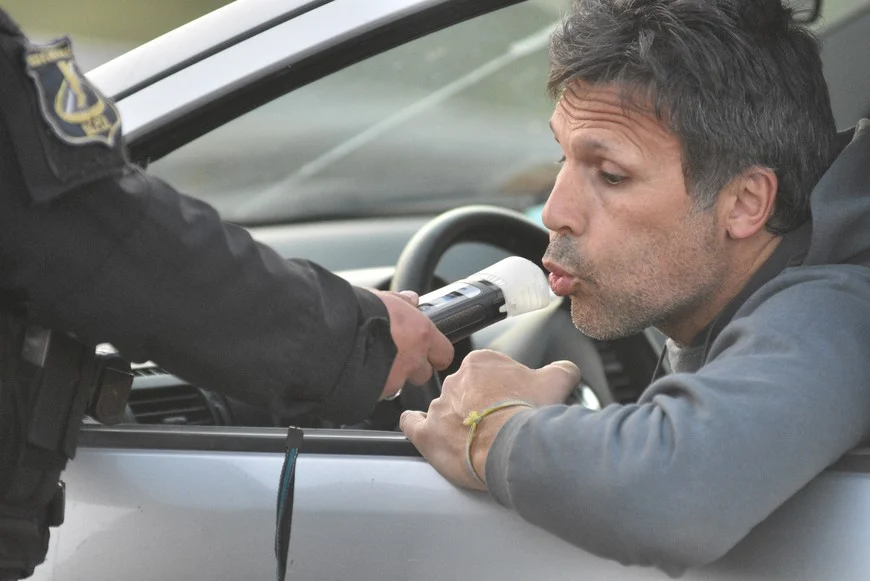 Persona realizando un test de alcoholemia
