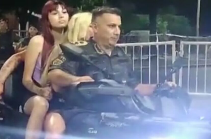 Policía intentando ingresar al recital de Los Piojos