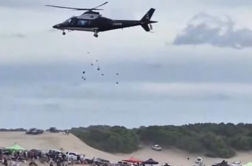 Helicóptero aterrizando en la playa de Pinamar