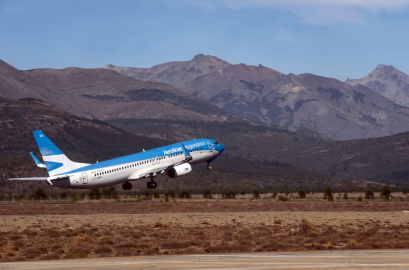 Avión de Aerolíneas despegando - turbulencia