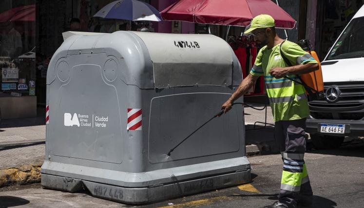 cuadrillas rociando contenedores