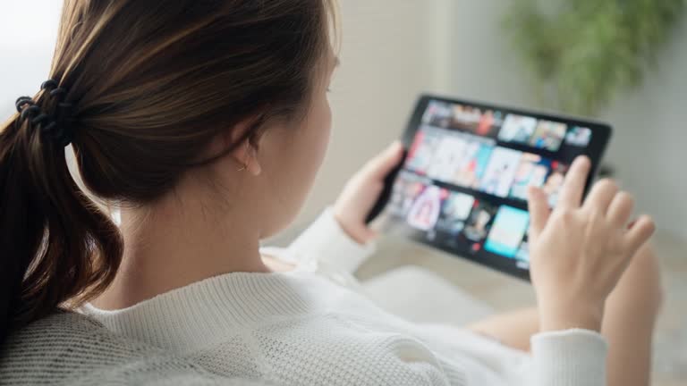 mujer viendo videos