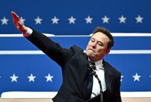 Elon Musk haciendo un saludo nazi