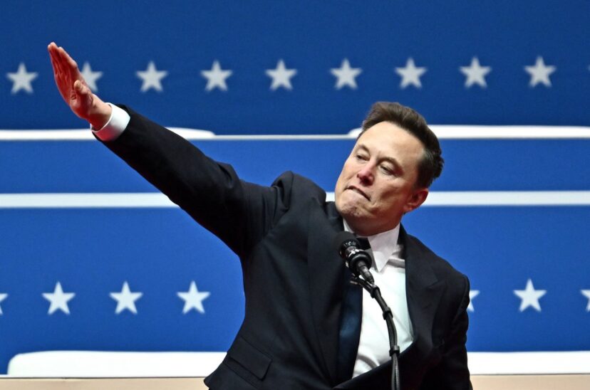 Elon Musk haciendo un saludo nazi