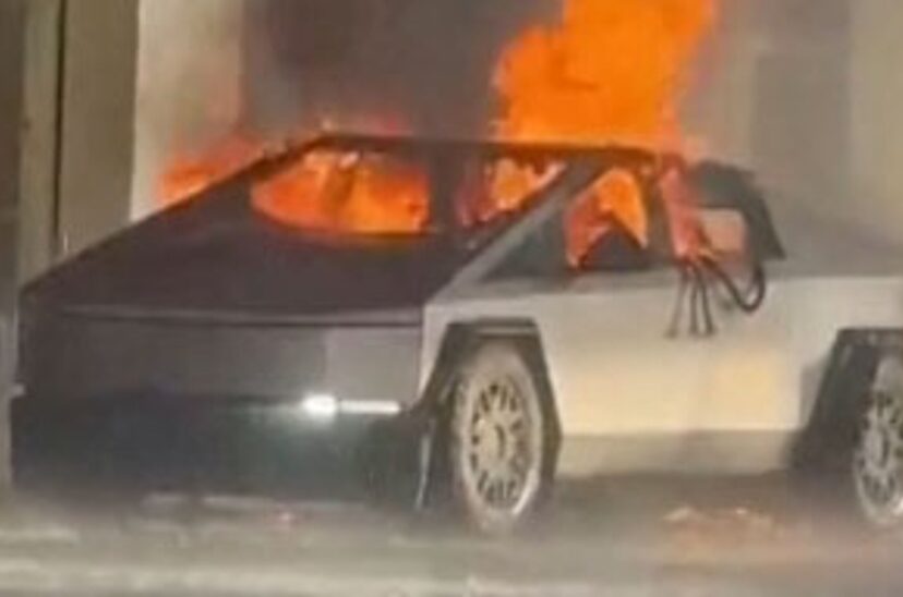 Explosión del auto de Tesla frente al Hotel Trump