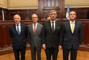 García Mansilla con los jueces de la Corte.