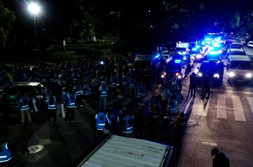 Operativo para desalojar manteros en Flores