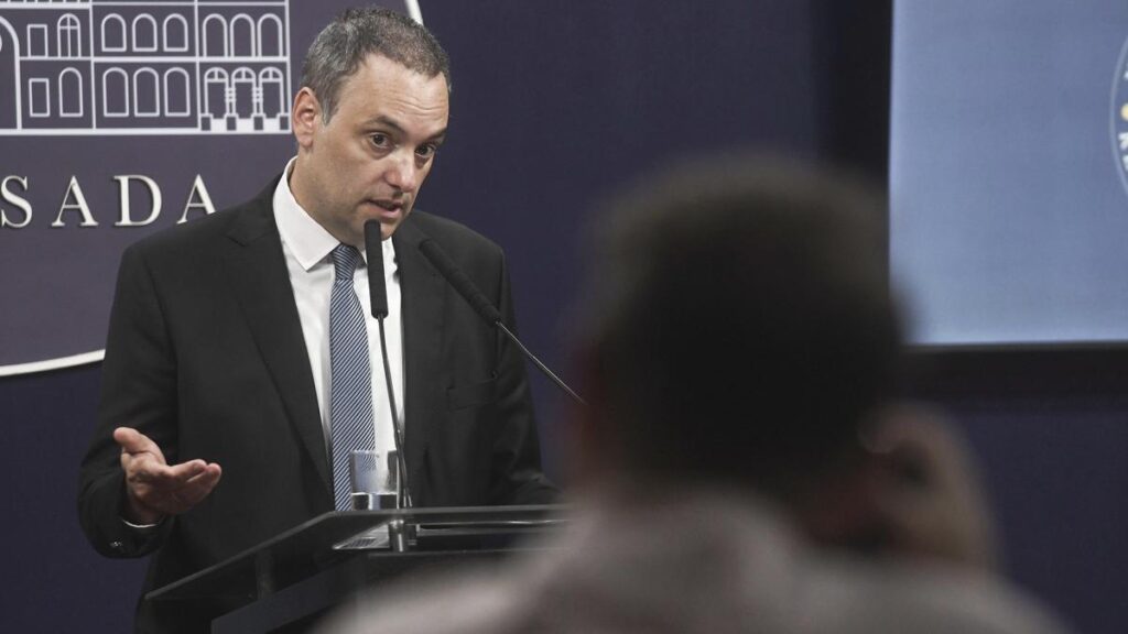 pregunta Adorni conferencia