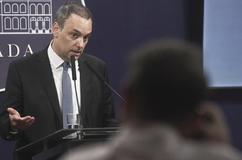 pregunta Adorni conferencia