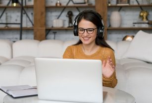 Persona enseñando online - ganar dinero