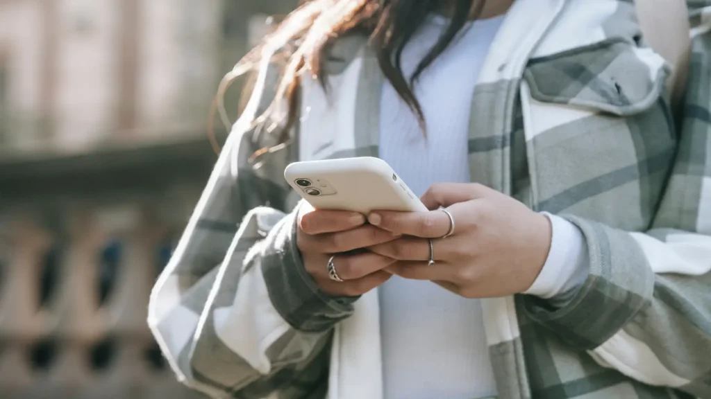 Mujer sosteniendo el celular - ganar dinero