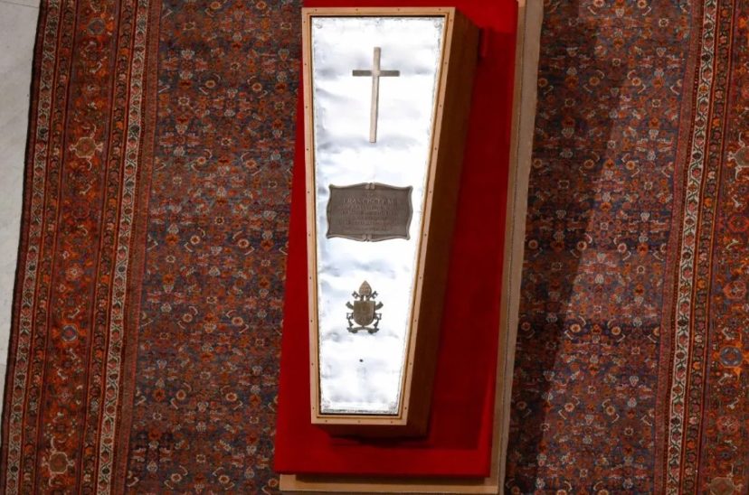 cierre féretro papa Francisco