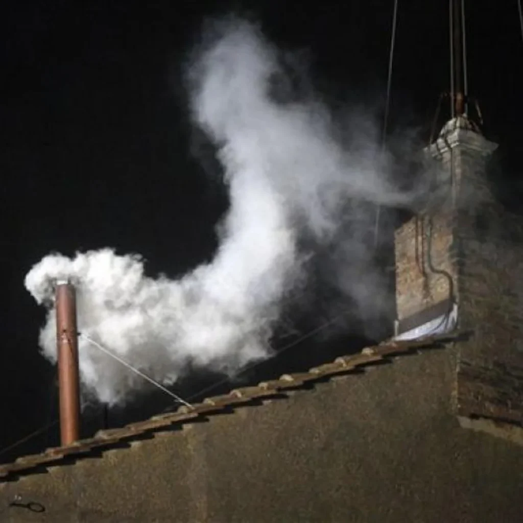 si hay nuevo Papa, el humo es blanco (fumata bianca).