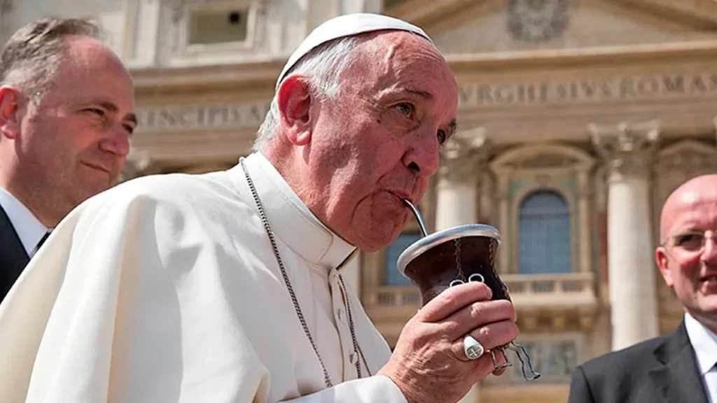 papa francisco tomando mate