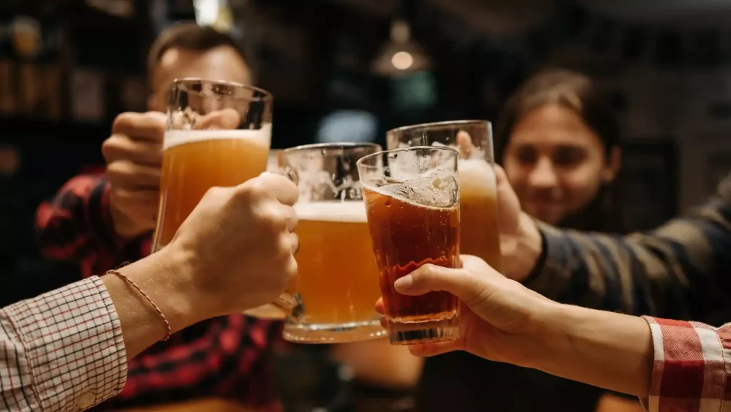día del amigo brindis cerveza