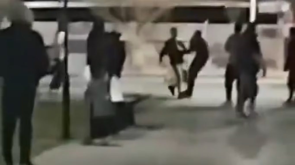 patada brutal policía 2